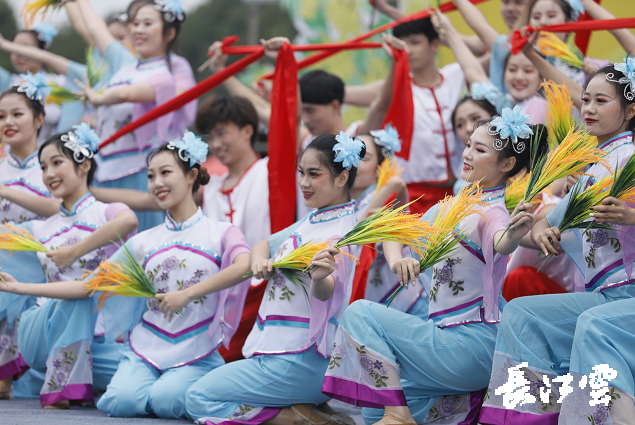 　　9月21日，咸寧市咸安區(qū)高橋蘿卜小鎮(zhèn)百畝草地上舉行了“慶豐收·迎小康”第三屆中國(guó)農(nóng)民豐收節(jié)湖北分會(huì)場(chǎng)咸寧主會(huì)場(chǎng)慶?；顒?dòng)，全市各界農(nóng)民代表相聚白水畈的美麗田野，分享豐收的喜悅，慶祝屬于自己的節(jié)日。  　　開幕式上舉行了精彩的文藝演出，演出在舞蹈《慶豐收》中拉開序幕，歌舞《錦繡小康》呈現(xiàn)出咸寧各地欣欣向榮、脫貧致富奔小康的幸福場(chǎng)景。網(wǎng)紅歌曲《你莫走》、舞蹈《慶豐收》、歌舞《一起幸?！罚粋€(gè)個(gè)精彩的節(jié)目輪番上演，博得現(xiàn)場(chǎng)觀眾陣陣掌聲。  　　開幕活動(dòng)現(xiàn)場(chǎng)還舉行了頒獎(jiǎng)儀式，第二屆“美麗中國(guó)、鄉(xiāng)村振興”全國(guó)農(nóng)民詩歌邀請(qǐng)賽獲獎(jiǎng)組織和個(gè)人，全市農(nóng)村人居環(huán)境整治示范村，省級(jí)農(nóng)業(yè)產(chǎn)業(yè)化工作先進(jìn)集體和先進(jìn)個(gè)人上臺(tái)領(lǐng)獎(jiǎng)?，F(xiàn)場(chǎng)還舉行了鄂南民俗展演、農(nóng)民趣味運(yùn)動(dòng)會(huì)、扶貧農(nóng)產(chǎn)品以及咸寧特色農(nóng)產(chǎn)品展銷等豐富多彩的活動(dòng)?；鸨娜藲猓屧趫?chǎng)的展銷商賺得是盆滿缽滿。  　　咸寧市咸安區(qū)鑫達(dá)種養(yǎng)專業(yè)合作社理事長(zhǎng)萬永輝：今年家里的香菇都豐收了，一上午我就賣出了一萬多元，我們合作社采取的是“合作社+農(nóng)戶”的模式，也帶領(lǐng)了20多戶貧困戶脫貧了。  　　咸寧市致遠(yuǎn)種植專業(yè)合作社理事長(zhǎng) 吳海兵:我們今年是真真正正地豐收了，我們生姜的價(jià)格足足翻了三倍，跟著我們一起的貧困戶也平均增收了3000元左右。  　　而這一系列的活動(dòng)，都是在蘿卜小鎮(zhèn)的草地上進(jìn)行的，草地作舞臺(tái)、草地搞展示、草地上比賽等等，這數(shù)百畝草地，此時(shí)此刻成為了咸寧農(nóng)民們慶祝豐收的歡樂場(chǎng)。  　　咸寧市咸安區(qū)高橋鎮(zhèn)黨委書記王順榮：今年的湖北分會(huì)場(chǎng)在我們高橋蘿卜小鎮(zhèn)舉辦，我感到很榮幸，我們從一顆蘿卜做起，以白水畈蘿卜為核心品牌，打造白水畈"我家菜園"蔬菜基地及旅游觀光體驗(yàn)中心，發(fā)展綠色農(nóng)業(yè)、生態(tài)旅游，增加產(chǎn)業(yè)開發(fā)的綜合效益，創(chuàng)建蘿卜特色小鎮(zhèn)，走出了一條農(nóng)業(yè)、旅游相結(jié)合的新路，推動(dòng)高橋鎮(zhèn)一二三產(chǎn)業(yè)融合發(fā)展。  　　鄉(xiāng)親們說，這在以前是想都不敢想的，高橋鎮(zhèn)蝸居山里，太偏遠(yuǎn)又沒有資源優(yōu)勢(shì)，想發(fā)展太難。而現(xiàn)在這一切的悄然改變，得益于2017年10月13日，咸安區(qū)政府與鄂旅投公司正式簽署的《131軍旅小鎮(zhèn)+白水畈田園綜合體旅游開發(fā)投資合作協(xié)議》，鄂旅投公司將投資30億元，在高橋鎮(zhèn)打造131軍旅小鎮(zhèn)和白水畈田園綜合體旅游開發(fā)項(xiàng)目。項(xiàng)目共分為131軍旅小鎮(zhèn)、白水畈美麗鄉(xiāng)村、特色農(nóng)業(yè)示范、旅游綜合體四大板塊，打造旅游綜合服務(wù)區(qū)、澄水洞軍事展示區(qū)、青少年國(guó)防教育基地、鐵血軍事樂園區(qū)、戰(zhàn)狼訓(xùn)練基地、美麗村灣民俗區(qū)、四季瓜果示范區(qū)、農(nóng)耕文化展示區(qū)、特色商業(yè)街區(qū)和康養(yǎng)度假區(qū)十大功能區(qū)。  　　咸寧市咸安區(qū)高橋鎮(zhèn)黨委書記王順榮：我們引進(jìn)鄂旅投，打造蘿卜小鎮(zhèn)，目前建設(shè)有蘿卜小鎮(zhèn)科普館、蘿卜鄉(xiāng)學(xué)院、蘿卜酒店等休閑旅游項(xiàng)目，十一馬上到了，也歡迎廣大游客前來游玩。  　　今年是決勝全面建成小康社會(huì)、決戰(zhàn)脫貧攻堅(jiān)之年。咸寧市本著"儉樸、祥和、歡樂，農(nóng)民參與，農(nóng)民唱主角"的辦節(jié)思路，而此屆中國(guó)農(nóng)民豐收節(jié)辦節(jié)費(fèi)用也是倍減。  　　農(nóng)為邦本，本固邦寧。今年，面對(duì)重大疫情和特大洪澇災(zāi)害，咸寧市扎實(shí)做好“六穩(wěn)”工作、落實(shí)“六?！比蝿?wù)，克服重重困難，推動(dòng)農(nóng)業(yè)實(shí)現(xiàn)持續(xù)平穩(wěn)發(fā)展，形成了茶葉、油茶、中藥材等12個(gè)特色農(nóng)業(yè)主導(dǎo)產(chǎn)業(yè)，“全國(guó)一村一品示范村鎮(zhèn)”發(fā)展到14家，國(guó)家級(jí)、省級(jí)農(nóng)業(yè)產(chǎn)業(yè)化龍頭企業(yè)達(dá)到55家。尤其是糧食產(chǎn)量預(yù)計(jì)達(dá)118萬噸、蔬菜產(chǎn)量預(yù)計(jì)達(dá)260萬噸，生豬預(yù)計(jì)出欄183.52萬頭，農(nóng)業(yè)生產(chǎn)再獲豐收，糧食安全有效保障，讓農(nóng)民的腰包更鼓、家園更美、生活更甜，為加快實(shí)施鄉(xiāng)村振興戰(zhàn)略、推動(dòng)咸寧高質(zhì)量發(fā)展提供堅(jiān)實(shí)保障。